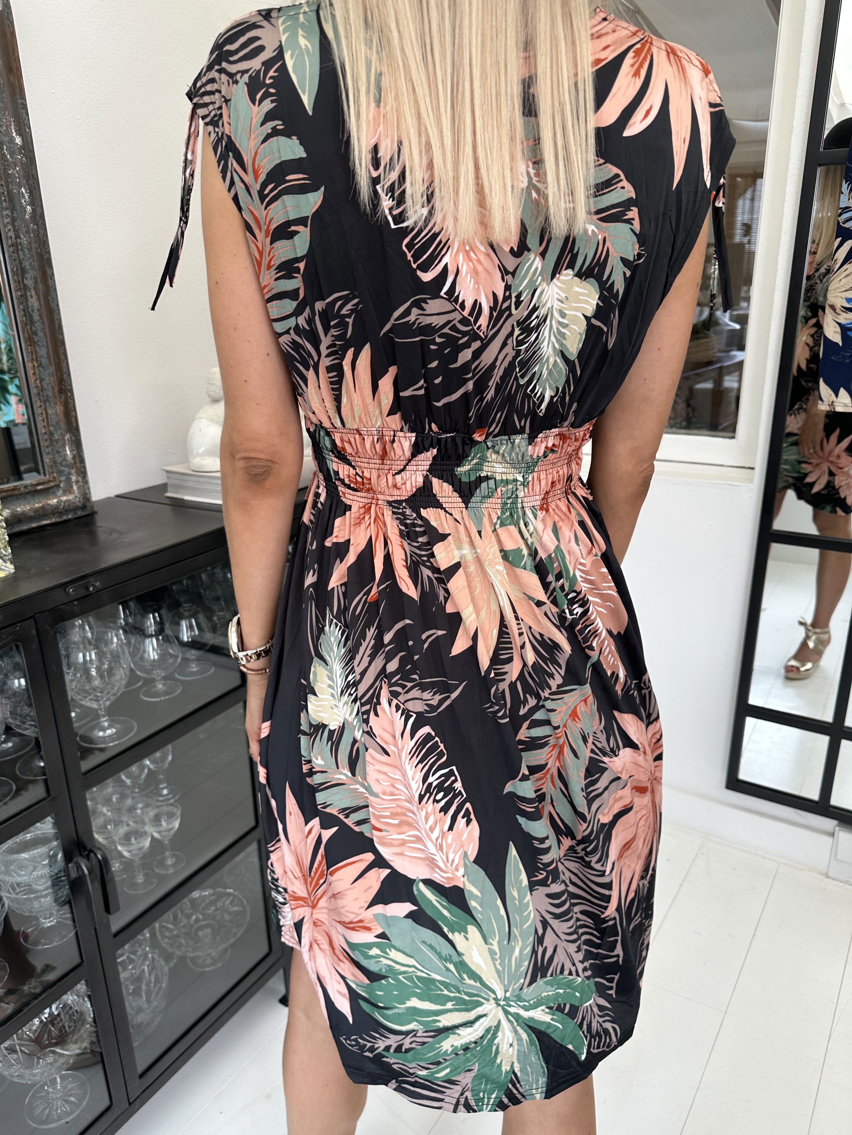 Pams Tropical Short - Kort elastisk kjole i krølfrit stof